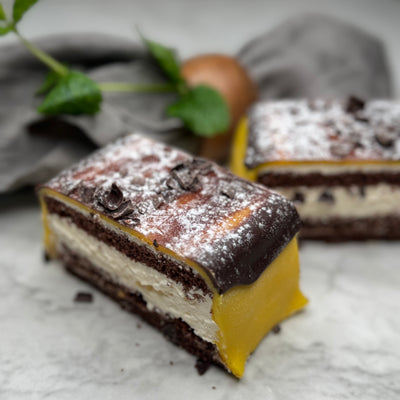 Banan och chokladbakelse fotad från sidan så att man ser alla lager