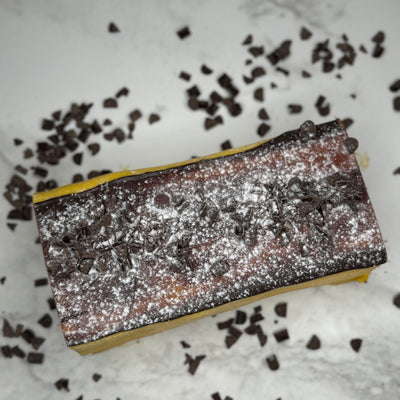 Banan och chokladstubbe fotad ovanifrån