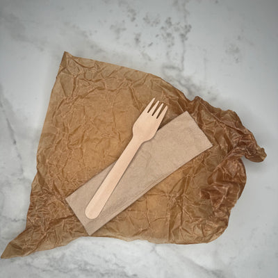 Trägaffel och servett fotat ovanifrån.