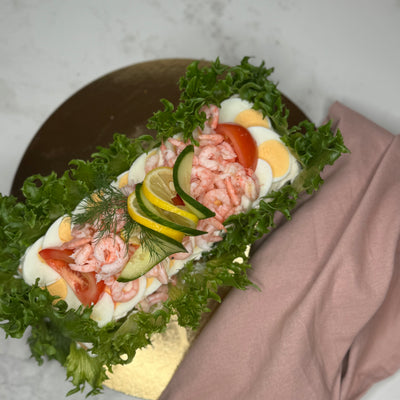 Glutenfri smörgåstårta fotad ovanifrån på vit marmor