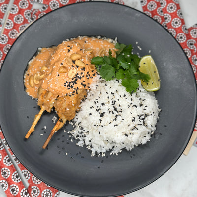 Kycklingspett Satay fotade ovan i från upplagt på en tallrik som ett serveringsförslag.