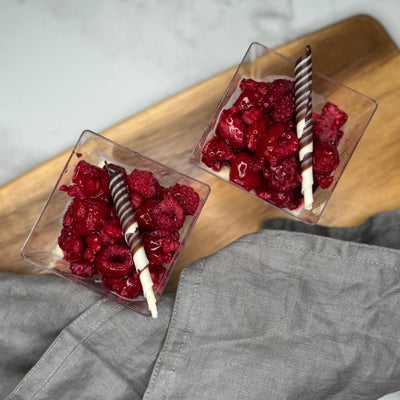 Pannacotta ger lite extra lyx och guldkantskänsla, den mjuka milda vaniljen och goda bär på toppen. Fotad ovanifrån.