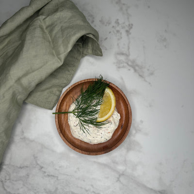 Romsås i en skål toppad med dill och citron. Fotad ovanifrån.