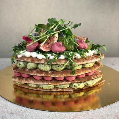 Vegansk smörgåstårta fotad från sidan så att man kan se alla lager i tårtan.