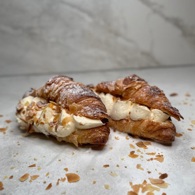 Croissant fylld grädde, fotat snett ovanifrån.