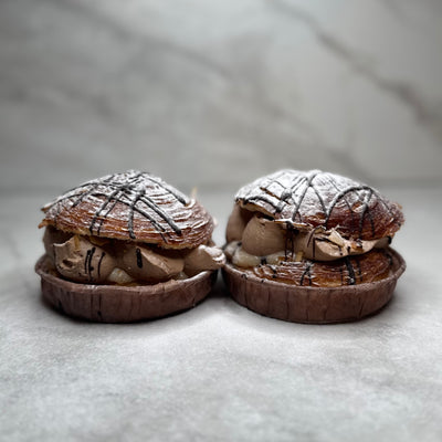 Croissantsemla med chokladgrädde fotad från sidan