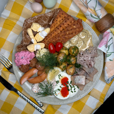 En tallrik med maten från buffen upplagd på ett inbjudande sätt för att kunna ta del av innehållet. Fotat ovanifrån.