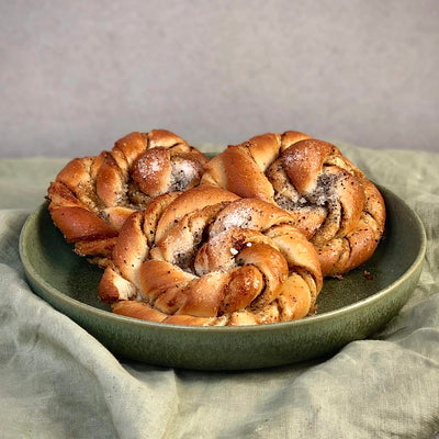 Kardemummabullar ligger i en tallrik och är fotade från sidan.
