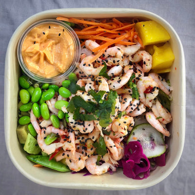 Pokébowl Räka som ligger i sin take-away ask.