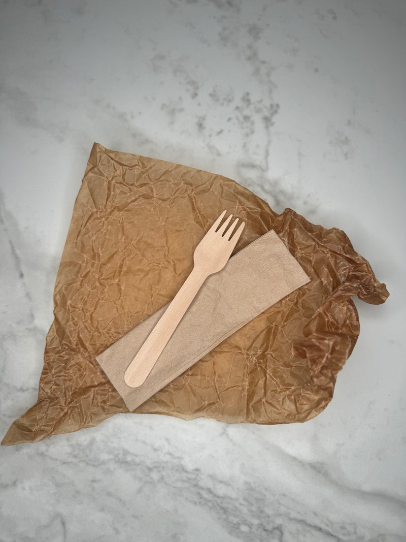 Trägaffel och servett fotat ovanifrån.
