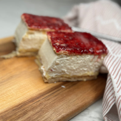 Napoleonbakelse fotad från sidan så att man ser innehållet