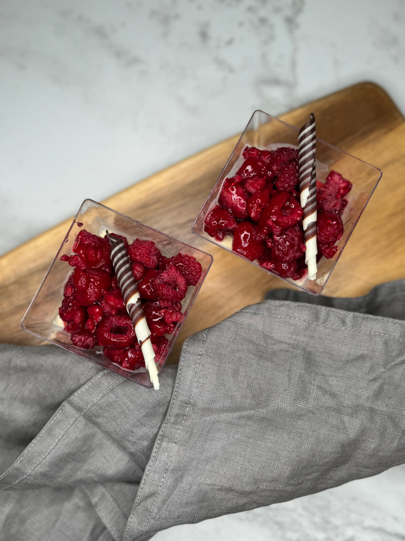 Pannacotta ger lite extra lyx och guldkantskänsla, den mjuka milda vaniljen och goda bär på toppen. Fotad ovanifrån.