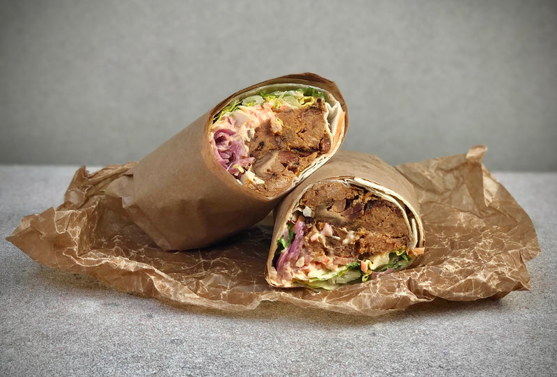 Pulled Porkwrap uppskuren på mitten och ligger på vaxad bakplåtspapper