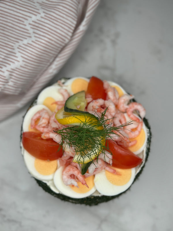 Smörgåstårta med räkor fotad ovanifrån