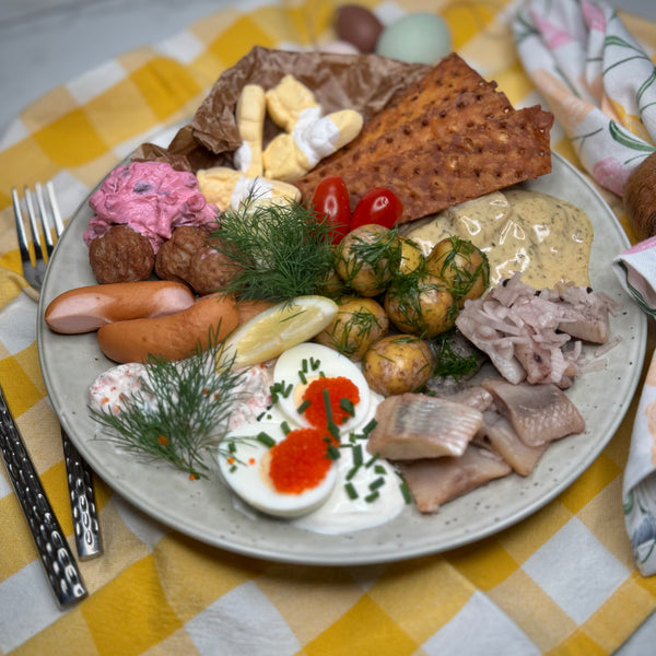 En tallrik med maten från buffen upplagd på ett inbjudande sätt för att kunna ta del av innehållet. Fotat snett ovanifrån.
