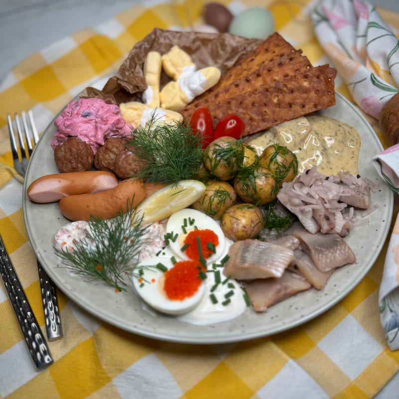 En tallrik med maten från buffen upplagd på ett inbjudande sätt för att kunna ta del av innehållet. Fotat snett ovanifrån.