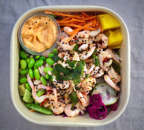 Pokébowl Räka som ligger i sin take-away ask.
